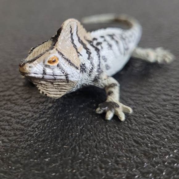 Vintage RARE helmeted iguana 1998 Realistic Life Like Reptile Toy 3" Long. - Picture 2 of 4